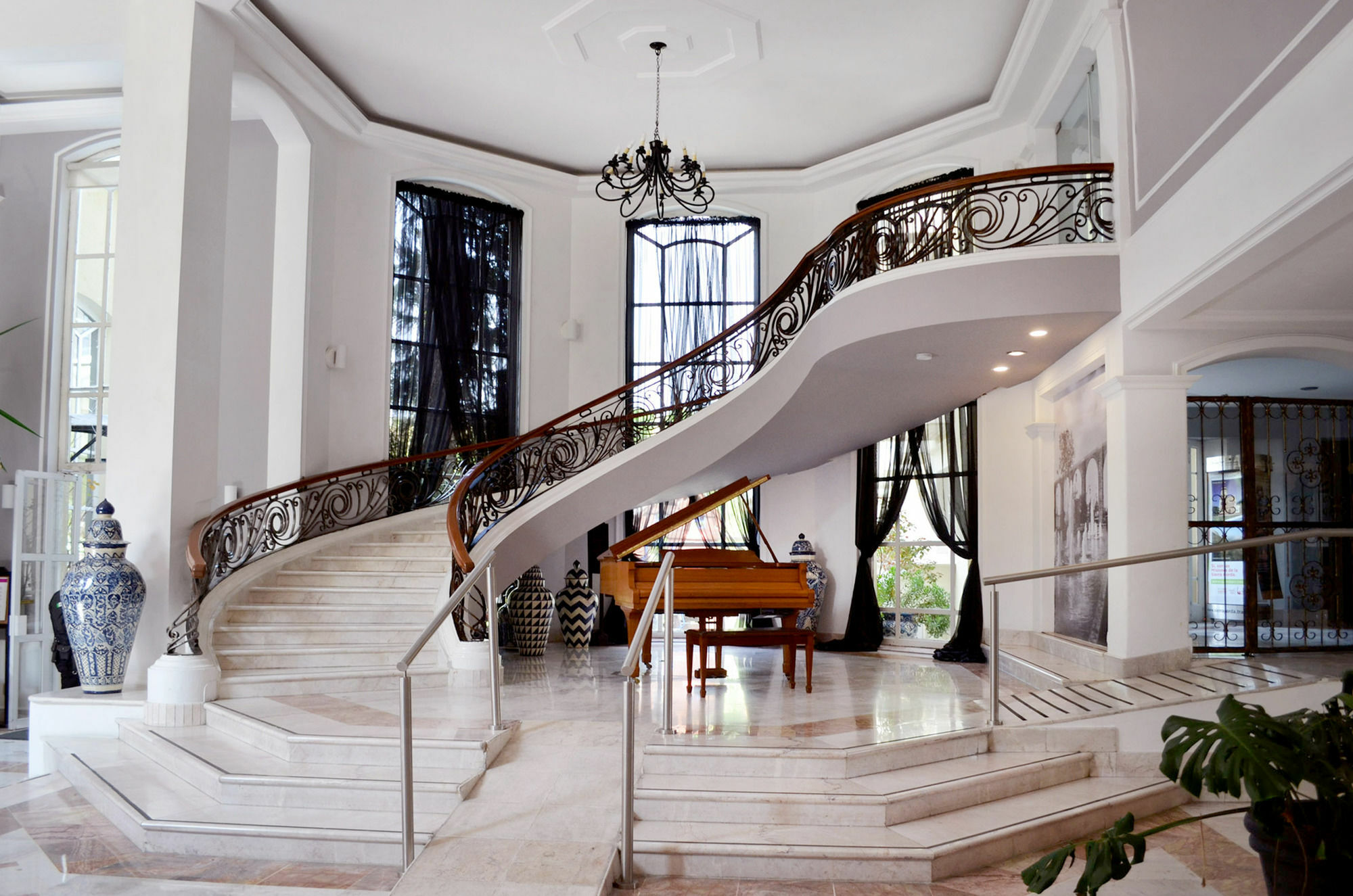 Plaza Camelinas 4* Querétaro